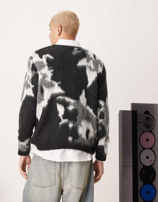 ASOS DESIGN avslappnad stickad tröja med rundad hals i svart med blommönster - Image 4