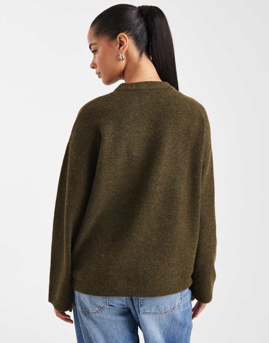 ASOS DESIGN avslappnad rundhalsad tröja i olivgrön - Image 4