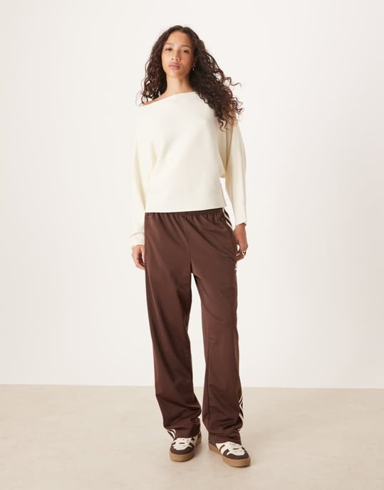 ASOS DESIGN stickad supersoft batwing jumper i ecru - Image 4