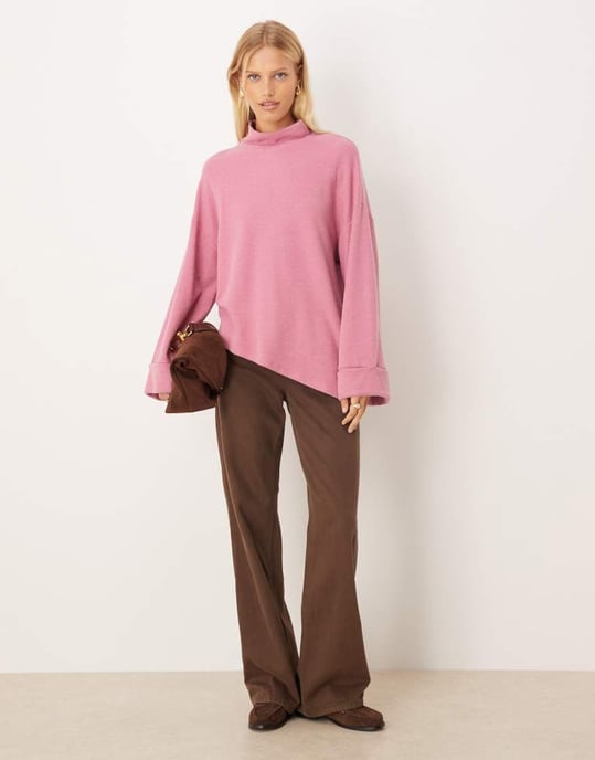 ASOS DESIGN Supersoft asymmetrisk jumper med vikbar ärm i rosa - ROSA - Image 2