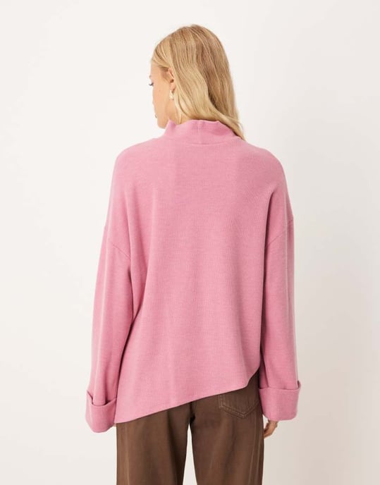 ASOS DESIGN Supersoft asymmetrisk jumper med vikbar ärm i rosa - ROSA - Image 3