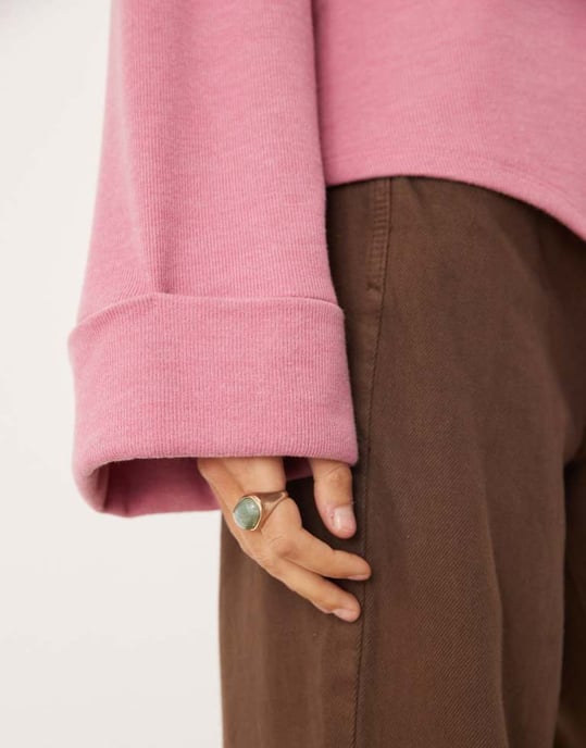 ASOS DESIGN Supersoft asymmetrisk jumper med vikbar ärm i rosa - ROSA - Image 4