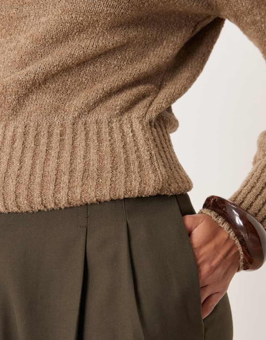 ASOS DESIGN stickad tröja med snitt runt halsen och midja i mocha - Image 2