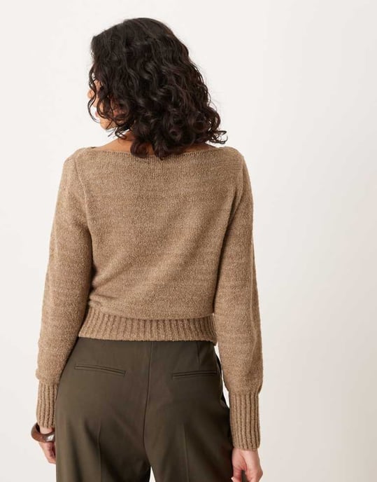 ASOS DESIGN stickad tröja med snitt runt halsen och midja i mocha - Image 3