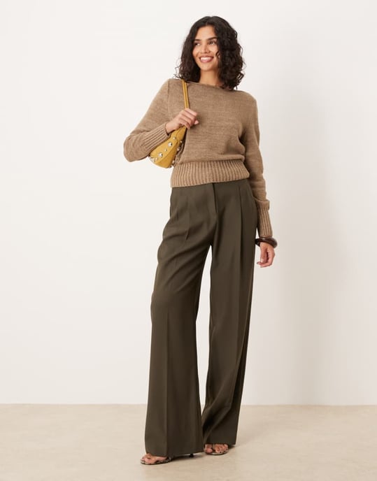 ASOS DESIGN stickad tröja med snitt runt halsen och midja i mocha - Image 4