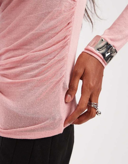 ASOS DESIGN genomskinlig stickad mjuk topp med rynkade sidor i rosa - ROSA - Image 4