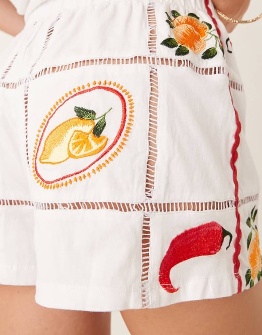 ASOS DESIGN ricrac kort koord med sommarbroderi i vitt - Image 3
