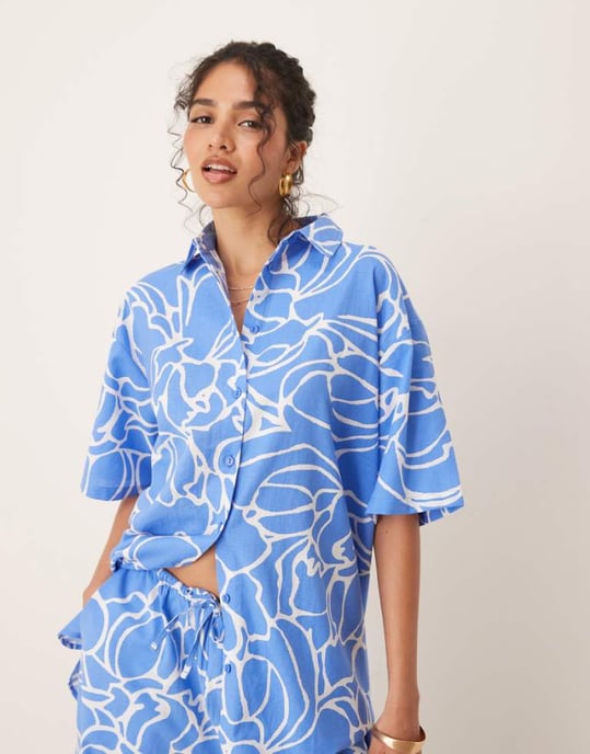 ASOS DESIGN linne skjorta i blå abstrakt mönster - Image 1