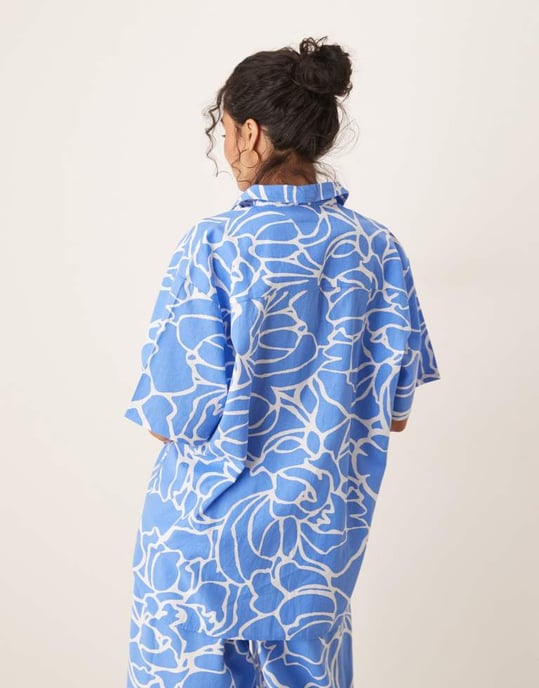 ASOS DESIGN linne skjorta i blå abstrakt mönster - Image 3