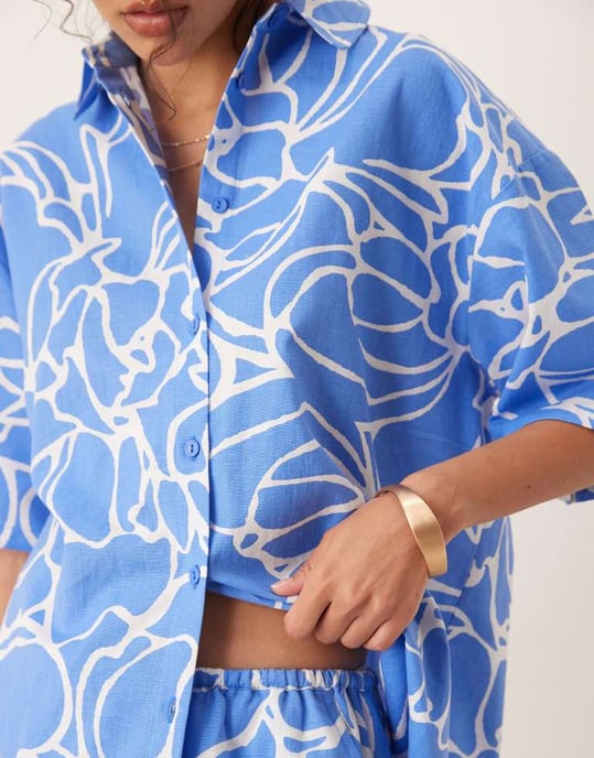 ASOS DESIGN linne skjorta i blå abstrakt mönster - Image 4