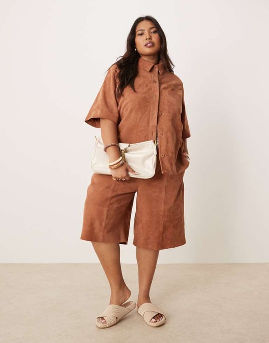 ASOS DESIGN Curve mockaskinn boxy skjorta co-ord i beige - Image 2