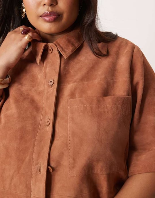 ASOS DESIGN Curve mockaskinn boxy skjorta co-ord i beige - Image 3