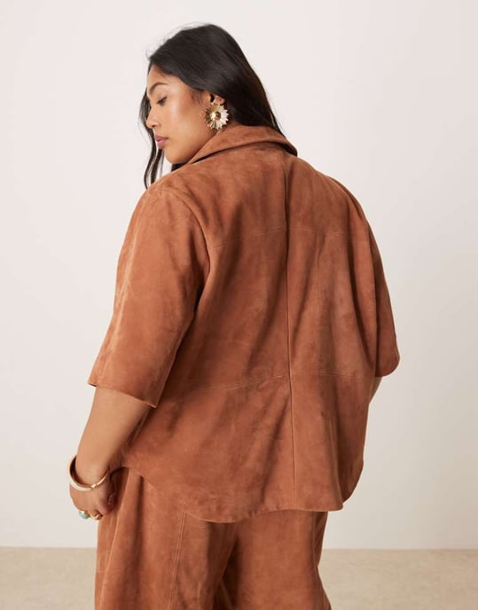 ASOS DESIGN Curve mockaskinn boxy skjorta co-ord i beige - Image 4