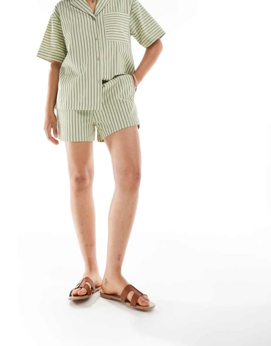 ASOS DESIGN pull-on seersucker boxershorts co-ord i kaki rand - Image 2