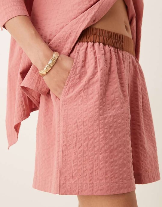 ASOS DESIGN seersucker boxershorts med kontrasterande midjeband i rosarandig - Image 3