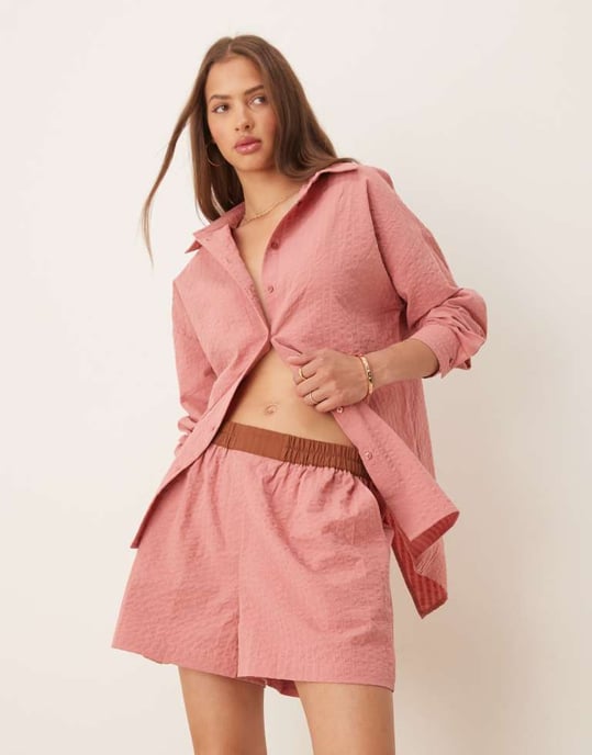 ASOS DESIGN seersucker boxershorts med kontrasterande midjeband i rosarandig - Image 4