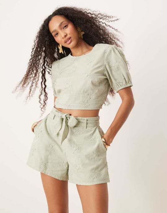 ASOS DESIGN dadshorts med 3D-blommönster i grön - Image 1