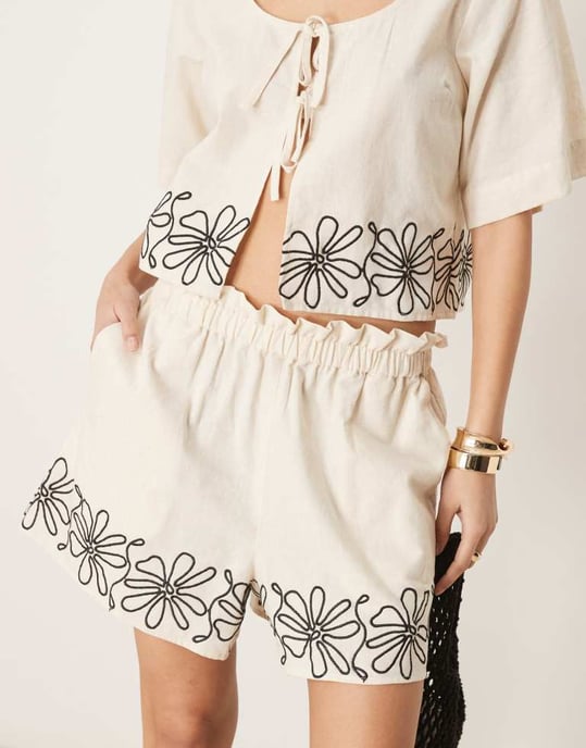 ASOS DESIGN shorts med papperstaskvikt och broderad nederkant i stenbeige - Image 2