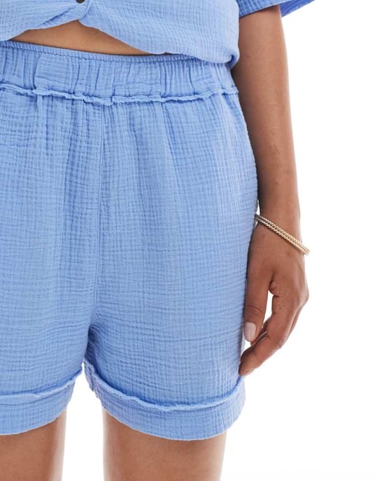 ASOS DESIGN cheesecloth-shorts med rå kantdetalj i blått - Image 3