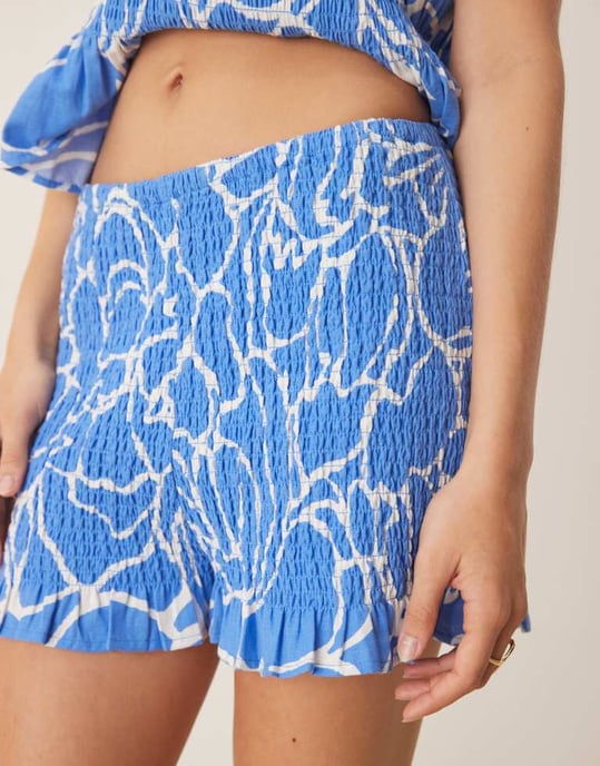 ASOS DESIGN linneblandning shirred knicker shorts set i blå abstrakt mönster - Image 2