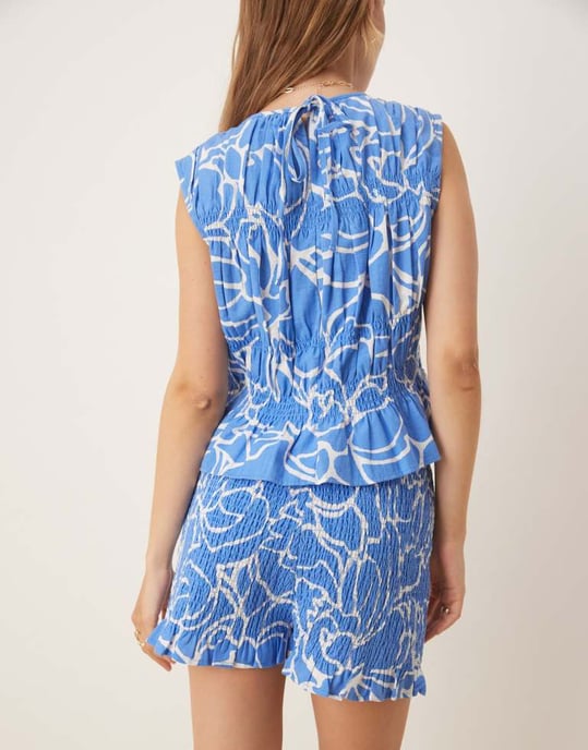 ASOS DESIGN linneblandning shirred knicker shorts set i blå abstrakt mönster - Image 3