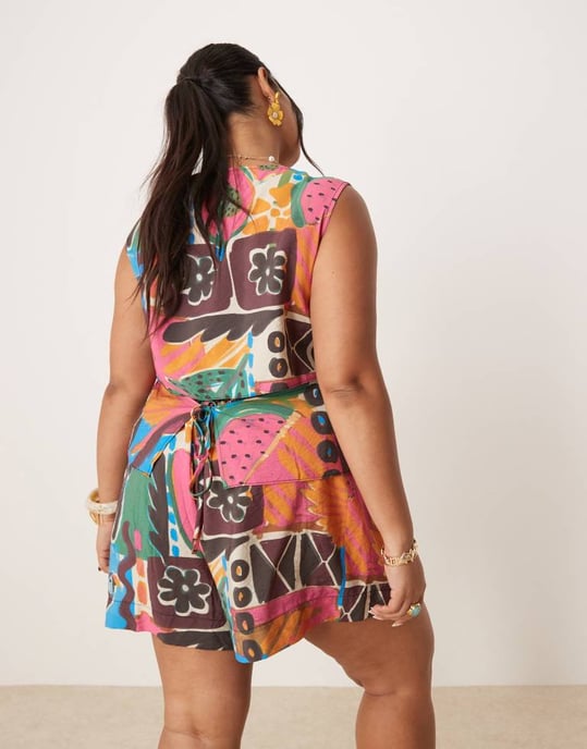 ASOS DESIGN Curve dra-på-shorts set i karnevalstryck - Image 4