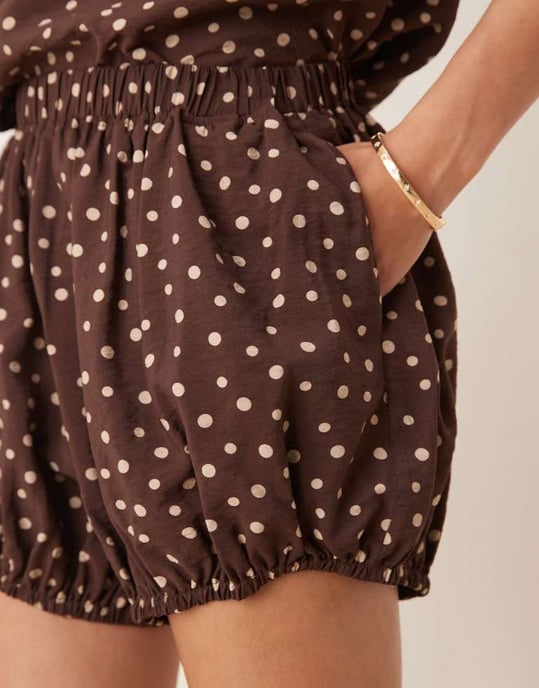ASOS DESIGN bloomer shorts set i brunt prickigt mönster - BRUN - Image 2