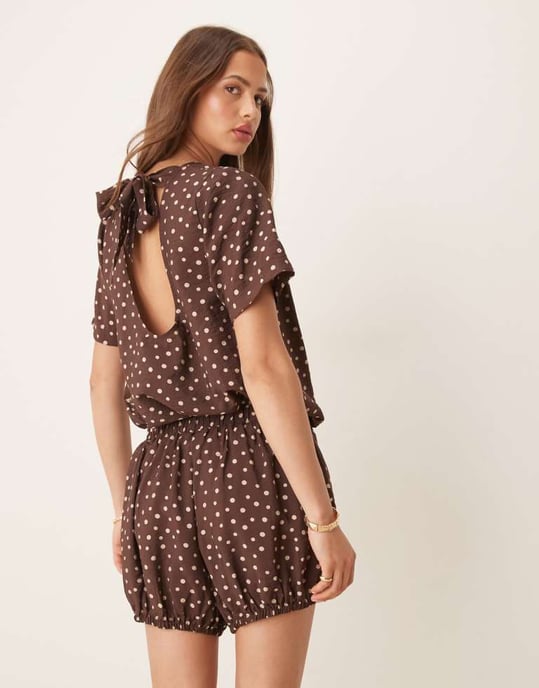 ASOS DESIGN bloomer shorts set i brunt prickigt mönster - BRUN - Image 4