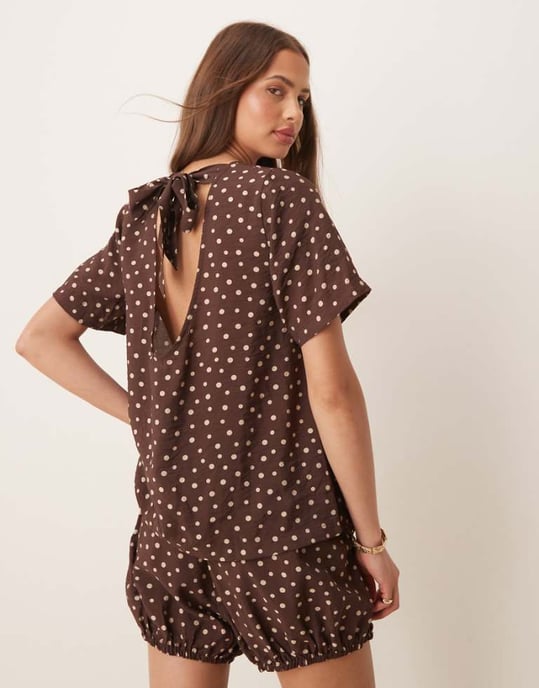 ASOS DESIGN öppen rygg knyt-topp set i brun prickig mönster - Image 1