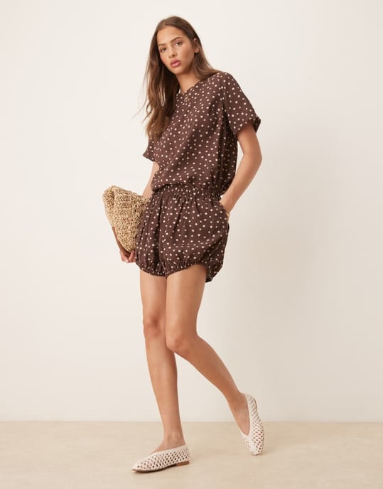ASOS DESIGN öppen rygg knyt-topp set i brun prickig mönster - Image 2