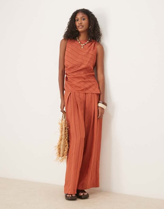 ASOS DESIGN asymmetrisk texturerad rand tvistdetalj topp i rostfärgad koordinerad set - Image 2