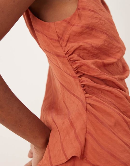 ASOS DESIGN asymmetrisk texturerad rand tvistdetalj topp i rostfärgad koordinerad set - Image 3