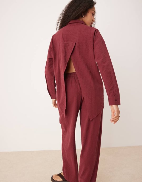 ASOS DESIGN seersucker knyt bak randig skjorta co-ord i vinröd - Image 2