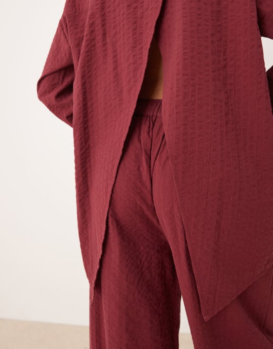 ASOS DESIGN seersucker knyt bak randig skjorta co-ord i vinröd - Image 3