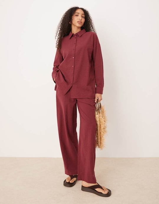 ASOS DESIGN seersucker knyt bak randig skjorta co-ord i vinröd - Image 4