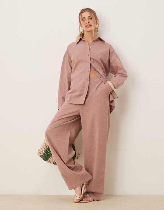 ASOS DESIGN seersucker wrap-back randig skjorta i mink - Image 3