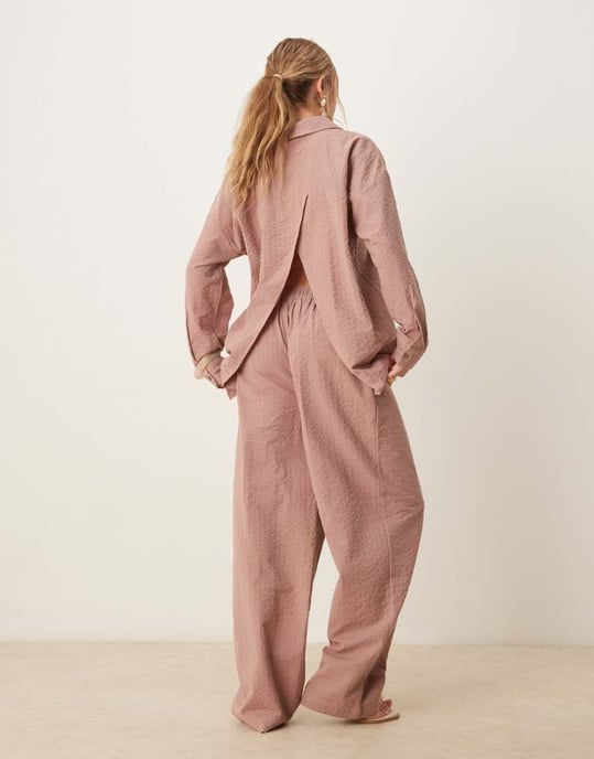 ASOS DESIGN seersucker wrap-back randig skjorta i mink - Image 4