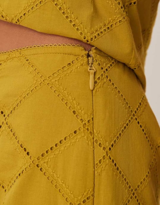 ASOS DESIGN raka byxor med matchande överdel och geometrisk utskärning i olivgrön - Image 3