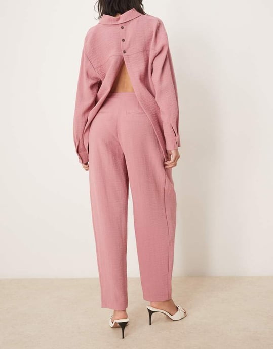 ASOS DESIGN byxor med flikdetalj i tapered modell i dammig rosa - Image 2