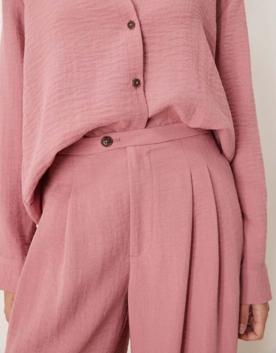 ASOS DESIGN byxor med flikdetalj i tapered modell i dammig rosa - Image 3