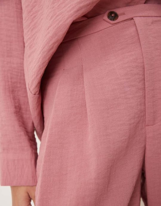 ASOS DESIGN byxor med flikdetalj i tapered modell i dammig rosa - Image 4