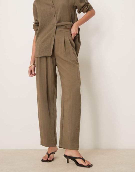 ASOS DESIGN byxa med detaljer vid midjan och tapered passform i khaki - Image 2
