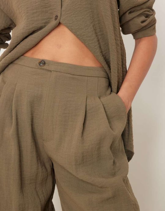 ASOS DESIGN byxa med detaljer vid midjan och tapered passform i khaki - Image 4