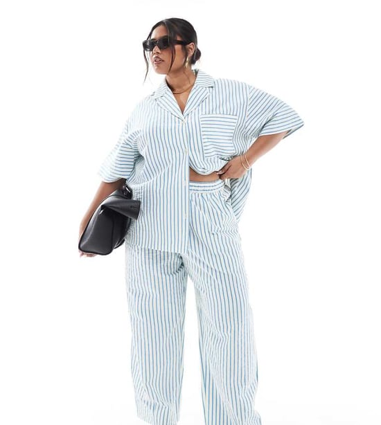 ASOS DESIGN Curve seersucker byxor med barrelben i blå rand - Image 1