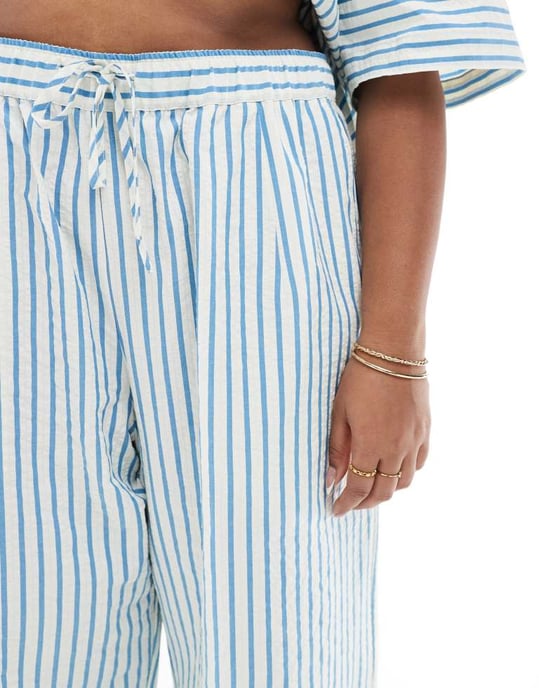 ASOS DESIGN Curve seersucker byxor med barrelben i blå rand - Image 2