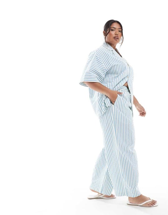 ASOS DESIGN Curve seersucker byxor med barrelben i blå rand - Image 3