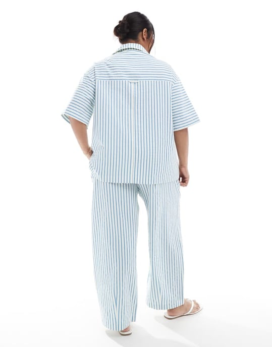 ASOS DESIGN Curve seersucker byxor med barrelben i blå rand - Image 4