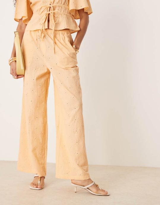 ASOS DESIGN byxor med blommönster och broderi i aprikos - Image 2