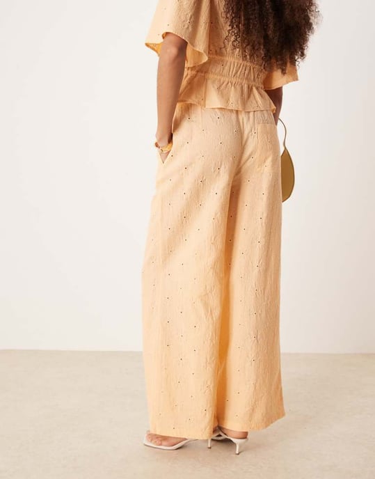 ASOS DESIGN byxor med blommönster och broderi i aprikos - Image 3