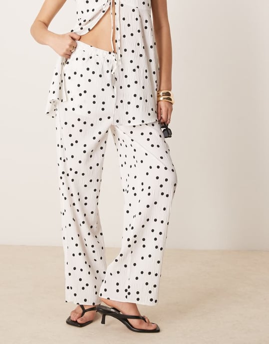ASOS DESIGN flarebyxor i strukturerat prickigt mönster i vitt - VIT - Image 3